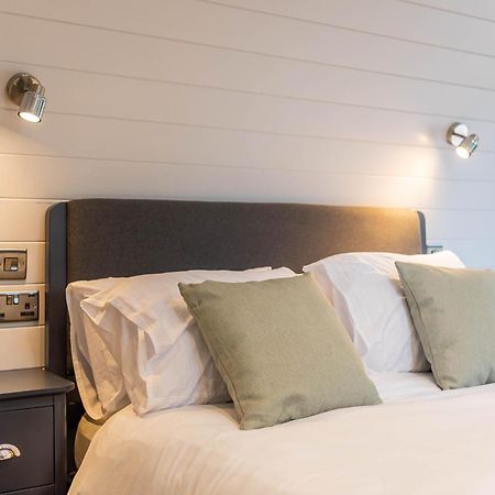 The Plough Inn Cabins Ramsden المظهر الخارجي الصورة